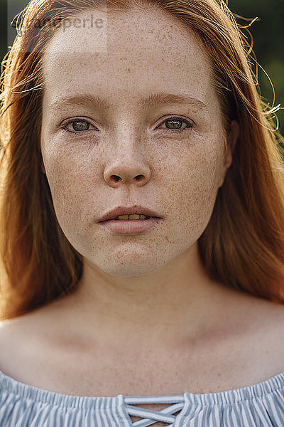Porträt eines rothaarigen Mädchens