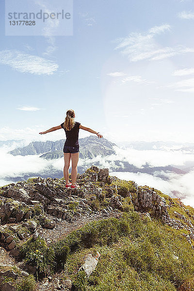 Österreich  Südtirol  Wanderin  Mädchen mit ausgestreckten Armen