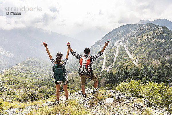 Italien  Massa  glückliches Paar beim Blick auf die schöne Aussicht in den Alpi Apuane