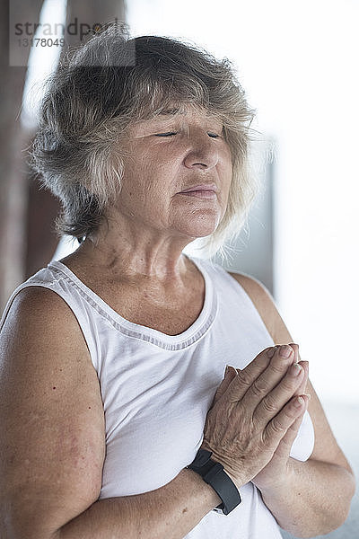 Ältere Frau macht eine Yoga-Übung