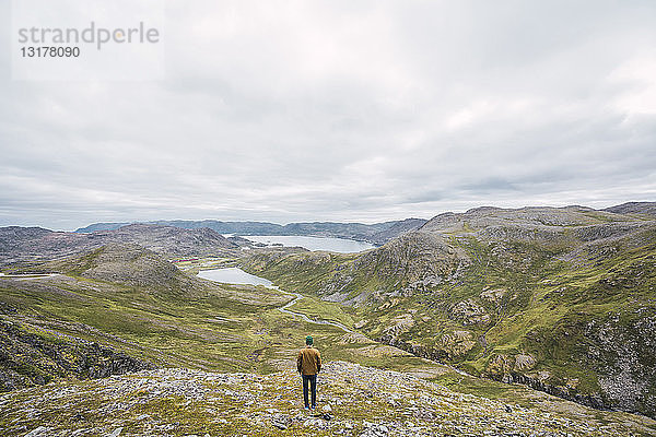 Finnland  Lappland  Mann steht auf einem Hügel in atemberaubender Landschaft