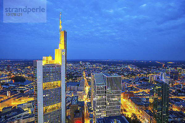Deutschland  Hessen  Frankfurt  Blick auf den Commerzbank-Turm  Stadtansicht  Blaue Stunde