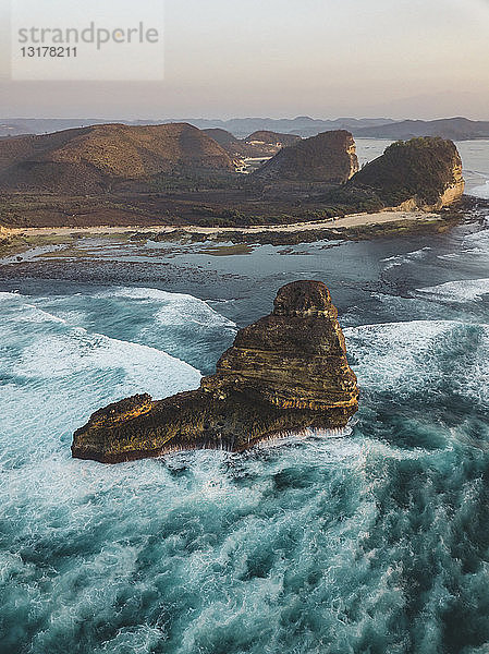 Indonesien  Lombok  Luftaufnahme einer Felsformation bei Kuta