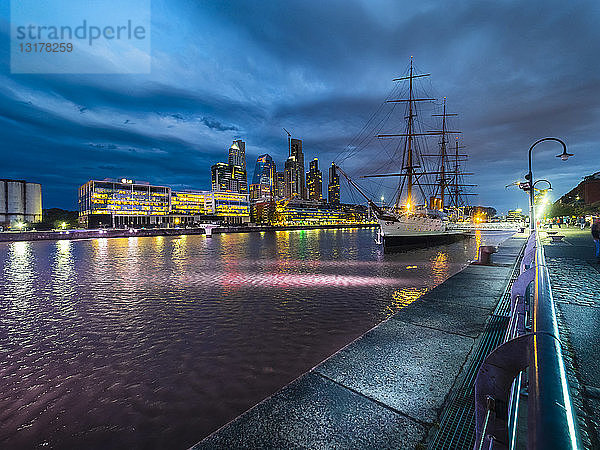 Argentinien  Buenos Aires  Puerto Madero  Dock Sud  Fregatte Sarmiento bei Nacht