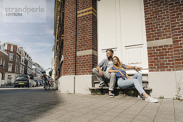 Niederlande  Maastricht  junges Paar bei einer Pause in der Stadt