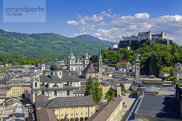 Österreich  Land Salzburg  Salzburg  Blick vom Mönchsberg  Altstadt mit Stiftskirche  Dom und Festung Hohensalzburg
