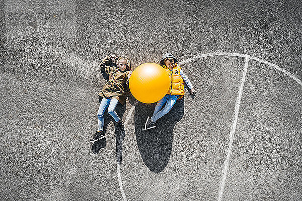Österreich  Luftaufnahme  Blick auf Basketballfeld mit großem Ball