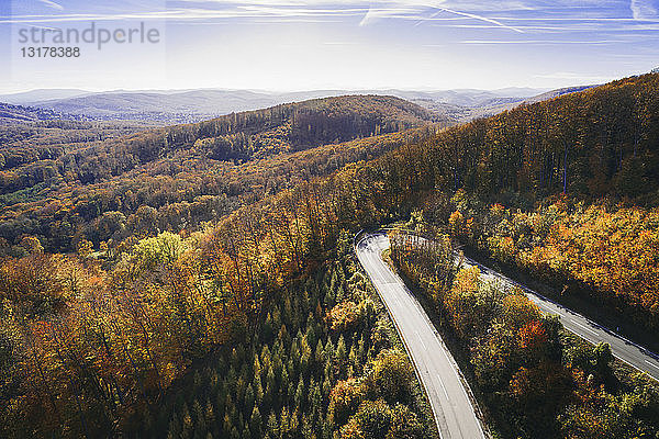 Österreich  Niederösterreich  Wienerwald  Exelberg  Luftaufnahme an einem sonnigen Herbsttag über einer kurvenreichen Bergstraße