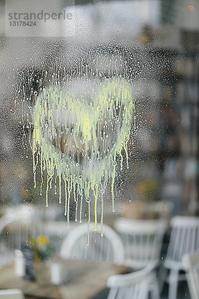 Auflösen des Herzens auf einer Fensterscheibe in einem Cafe