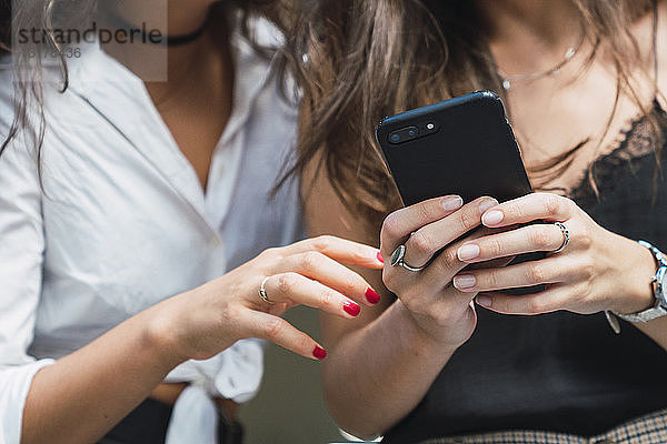 Frauenhände mit Smartphone  Nahaufnahme
