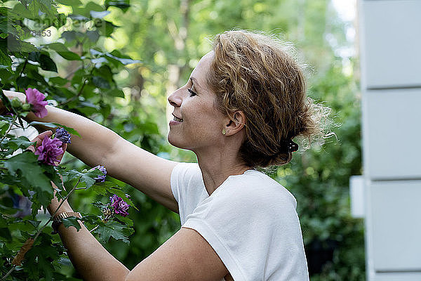 Profil einer lächelnden Gartenarbeiterin