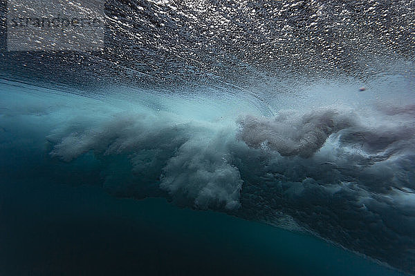 Malediven  Unterwasser-Ansicht der Welle  Unterwasseraufnahme