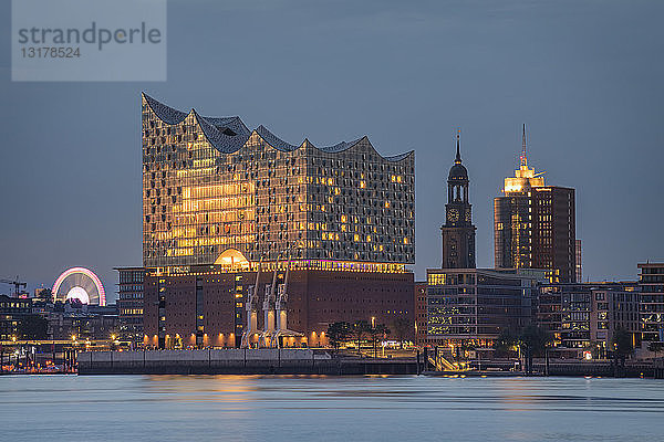 Deutschland  Hamburg  Elbphilharmonie  St. Michaeliskirche zur blauen Stunde
