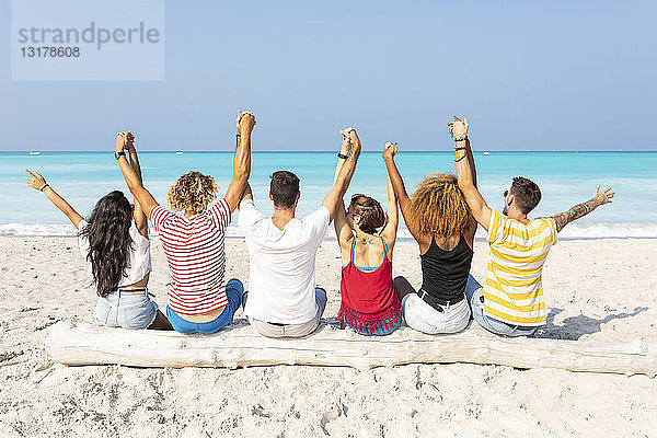 Freunde machen eine Pause  sitzen am Strand