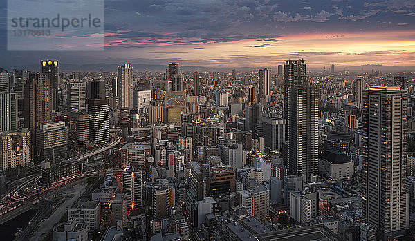 Japan  Osaka  Stadtansicht aus der Vogelperspektive bei Sonnenuntergang