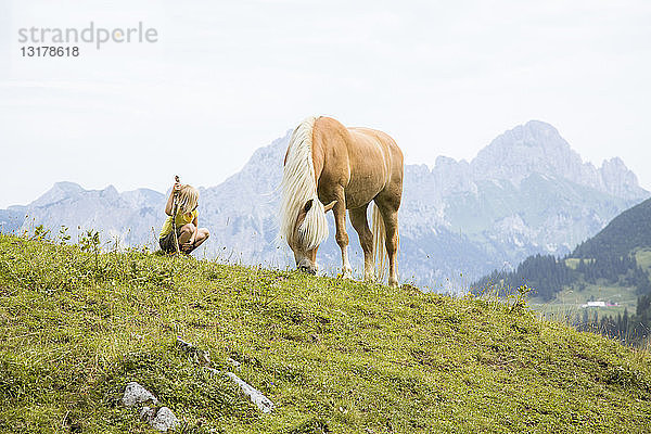 Österreich  Südtirol  junges Mädchen mit Pferd auf der Wiese
