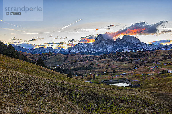 Italien  Südtirol  Seiser Alm  Langkofel und Plattkofel bei Sonnenaufgang