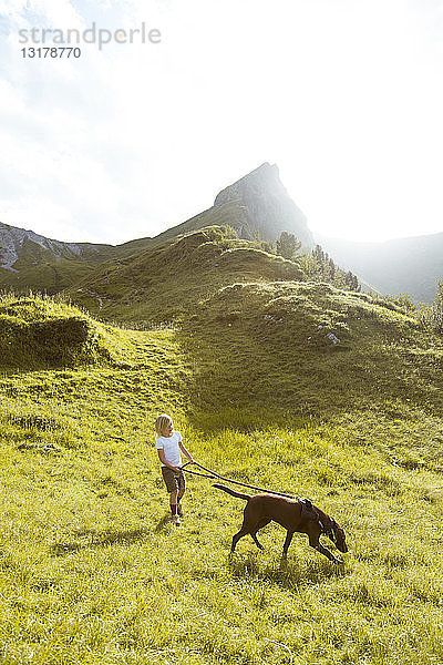 Österreich  Südtirol  junges Mädchen wandert mit Hund