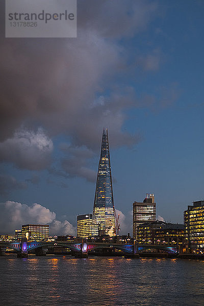 Vereinigtes Königreich  England  London  Stadtansicht  Themse  Die Scherbe zur blauen Stunde