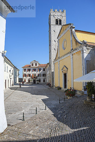 Kroatien  Istrien  Motovun  Altstadt  Hauptplatz Trg Andrea Antico  Stephanskirche