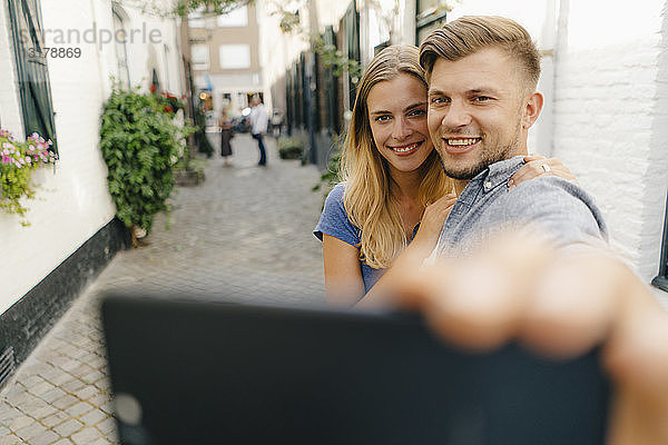 Niederlande  Maastricht  glückliches junges Paar  das in der Stadt ein Selfie macht