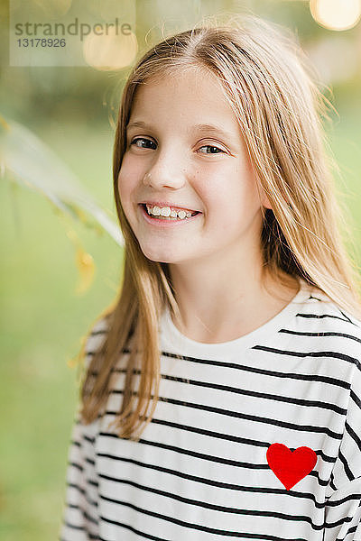 Porträt eines lächelnden blonden Mädchens