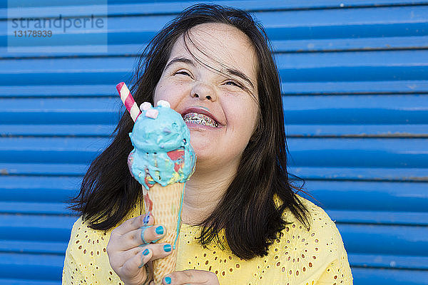 Teenager-Mädchen mit Down-Syndrom genießt ein Eis