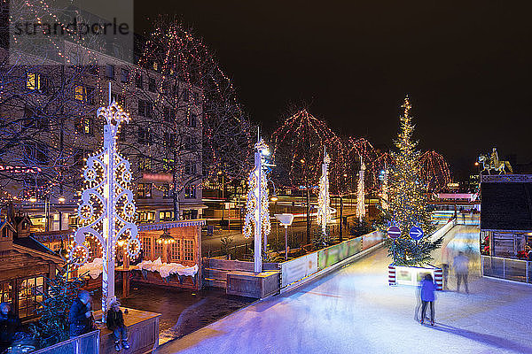Deutschland  Köln  Blick auf den Weihnachtsmarkt mit Eisbahn am Heumarkt