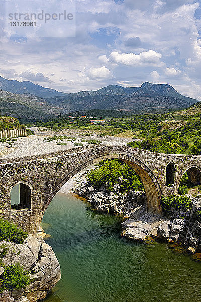 Albanien  Shkoder  Bogenbrücke Ura e Mesit  Fluss Kir