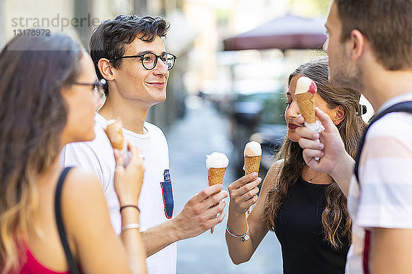 Gruppe von Freunden trifft sich in der Stadt und isst Eiscreme