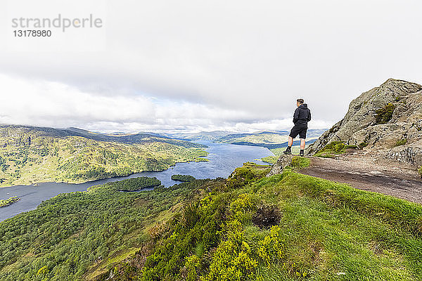 Grossbritannien  Schottland  Hochland  Trossachs  Touristen  die vom Berg Ben A'an zum Loch Katrine blicken