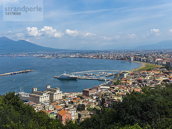 Italien  Kampanien  Neapel  Hafen  Golf von Neapel  Vesuv im Hintergrund