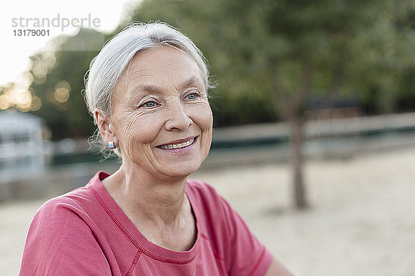 Porträt einer entspannten älteren Frau im Freien