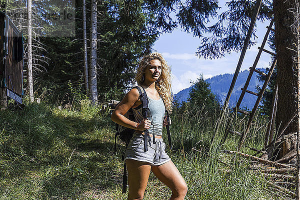 Deutschland  Bayern  Oberammergau  junge Frau auf einer Wanderung in den Bergen