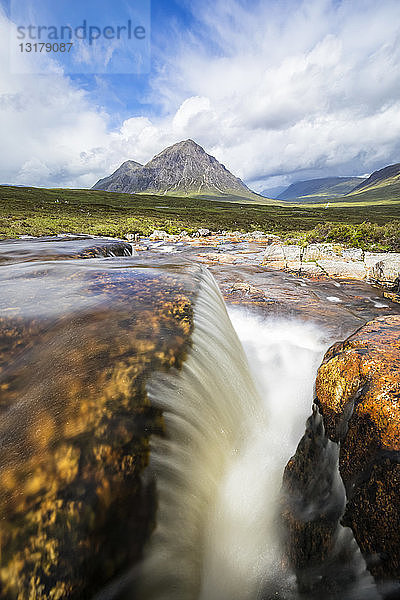 Großbritannien  Schottland  Schottische Highlands  Rannoch Moor  Glencoe  Cauldon-Wasserfall  Buachaille Etive Mor und Mountain Stob Dearg