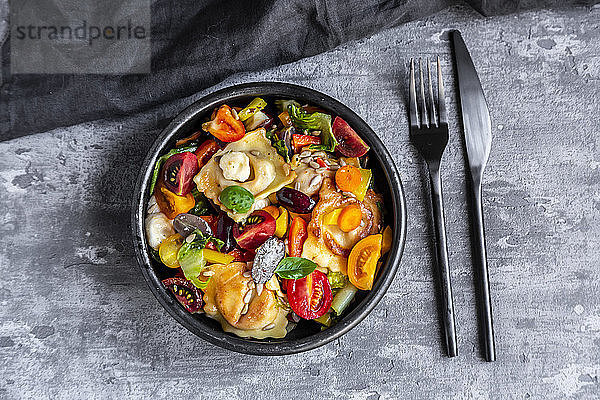 Ravioli-Salat mit Tomate  Trauben  Mozzarella und Basilikum