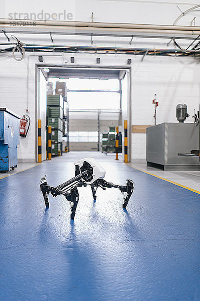 Drohne auf dem Boden einer Fabrikhalle