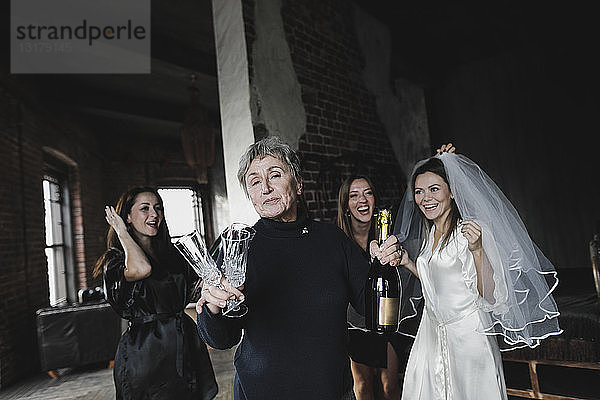 Brautmutter  Brautjungfern und Braut trinken gemeinsam Champagner