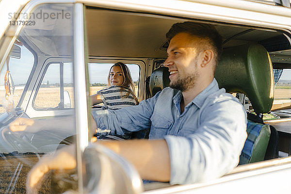 Junges Paar auf einer Reise im Wohnmobil