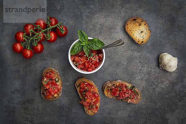 Bruschetta mit Tomate  Basilikum  Knoblauch und Weißbrot