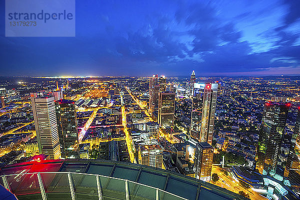 Deutschland  Hessen  Frankfurt  Blick vom Maintower  Stadtansicht  blaue Stunde