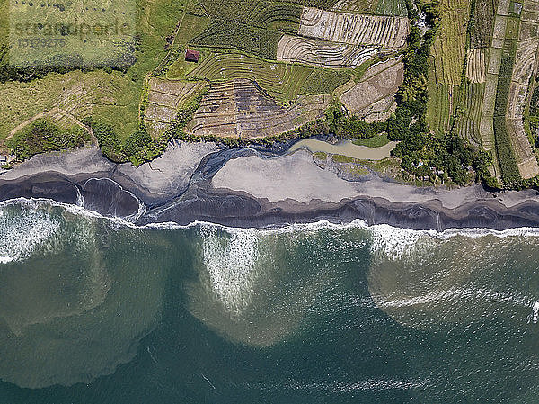 Indonesien  Bali  Luftaufnahme des Yeh-Gangga-Strandes von oben