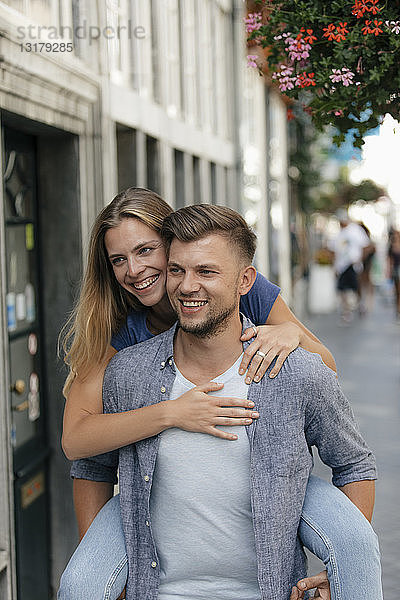 Niederlande  Maastricht  glückliches junges Paar in der Stadt