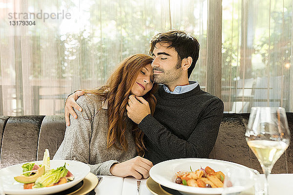 Verliebtes Ehepaar sitzt am Tisch in einem Restaurant