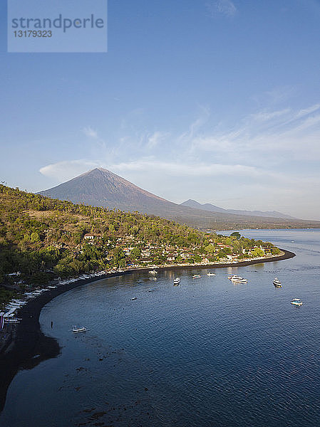 Indonesien  Bali  Amed  Luftaufnahme des Strandes von Jemeluk und des Vulkans Agung