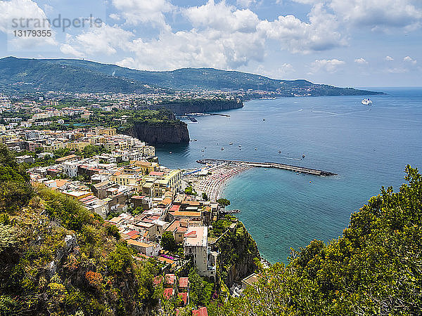 Italien  Kampanien  Neapel  Golf von Neapel  Sorrent  Blick auf die Steilküste Meta di Sorrento