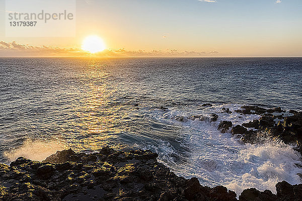 Reunion  Westküste  Felsenküste bei Souffleur bei Sonnenuntergang