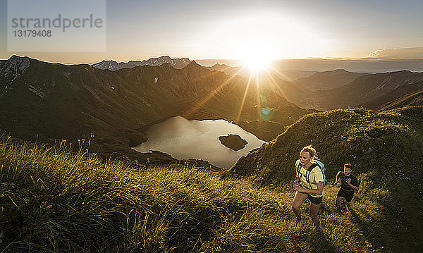Deutschland  Allgäuer Alpen  Mann und Frau laufen auf Bergpfad