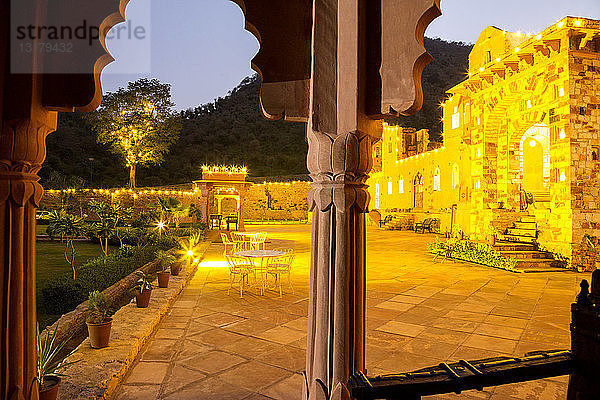 Indien  Rajasthan  Alwar  Heritage Hotel Ram Bihari Palace  Terrasse am Abend