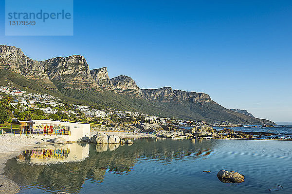 Südafrika  Camps bay mit dem Tafelberg im Hintergrund  Vorort von Kapstadt